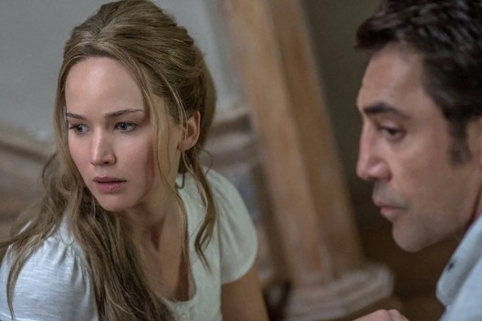 Jennifer Lawrence e Javier Bardem em "Mãe!" (2017). Foto: Reprodução/Paramount Pictures.