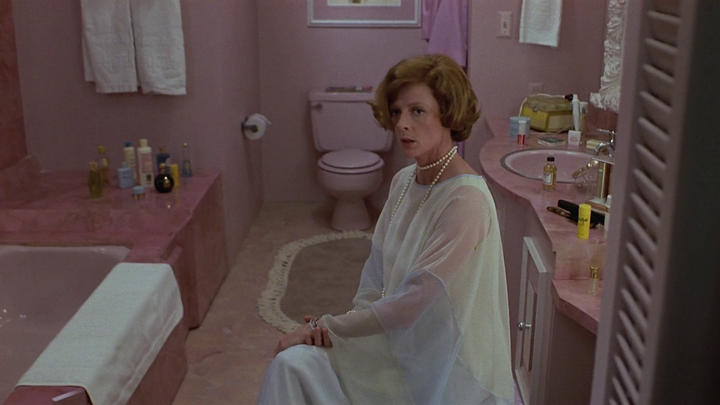 Maggie Smith em "California Suite" (1978). Foto: Reprodução/Rastar.