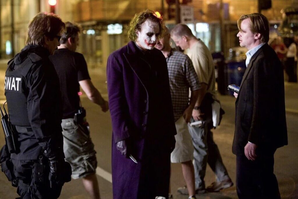 Heath Ledger e Christopher Nolan nos bastidores de "Batman: O Cavaleiro das Trevas". Foto: Divulgação.