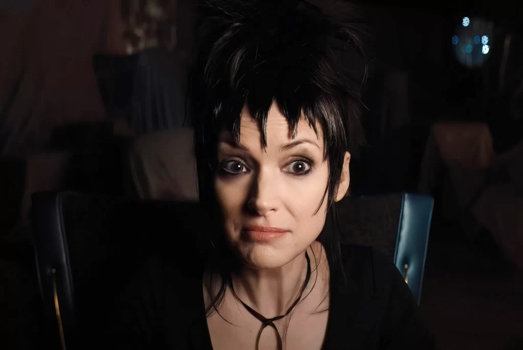 Winona Ryder em "Beetlejuice Beetlejuice" (2024). Foto: Reprodução/Warner Bros. 