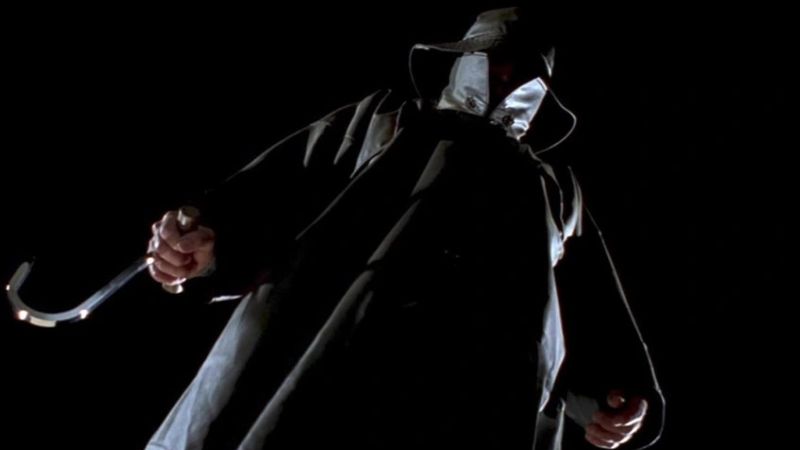 Ben Willis com gancho em Eu Sei o Que Vocês Fizeram no Verão Passado, vilão slasher dos anos 90. Foto: Reprodução/Columbia Pictures.