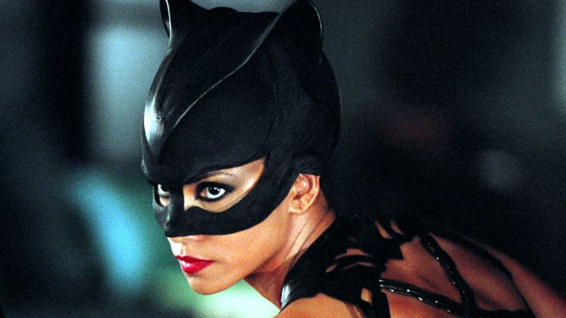 Halle Berry caracterizada como Mulher‑Gato no filme de 2004 — exemplo de atores que se arrependeram de papéis marcantes. Foto: Reprodução/Warner Bros. 