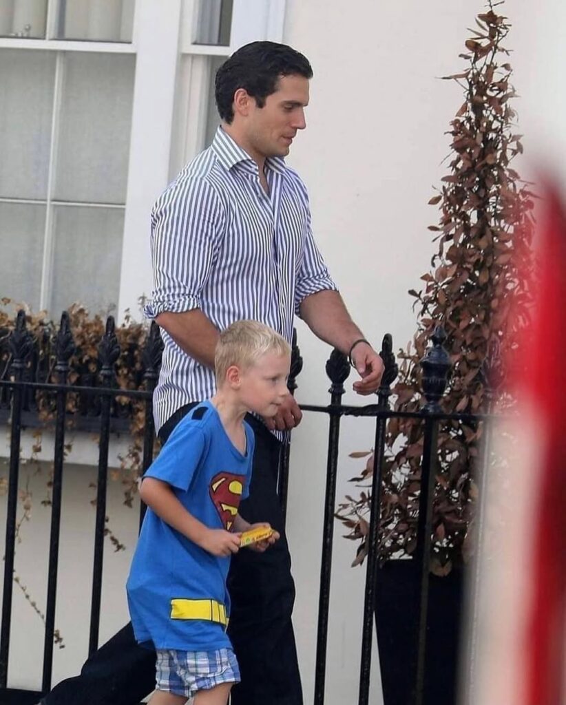 Henry Cavill e o sobrinho Thomas, que está fantasiado de Superman. Foto: Reprodução/Instagram.