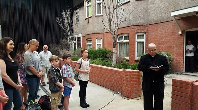 Padre no set de Invocação do Mal 2. Foto: Reprodução/Instagram.