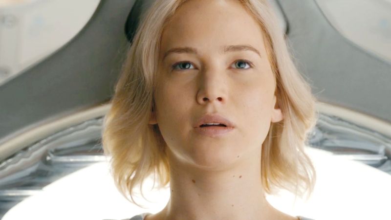 Jennifer Lawrence em Passageiros (2016) — exemplo de atores que se arrependeram de papéis marcantes. Foto: Reprodução/Columbia Pictures.