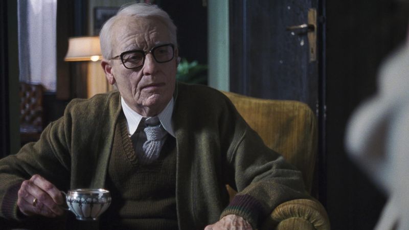 Tilda Swinton como Dr. Klemperer em Suspiria. Foto: Reprodução.