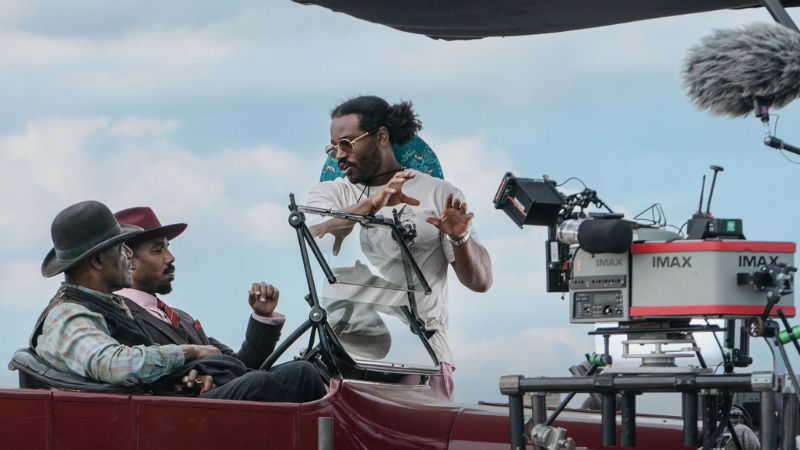 Ryan Coogler e Michael B. Jordan nos bastidores de Pecadores. Foto: Divulgação/Warner Bros.