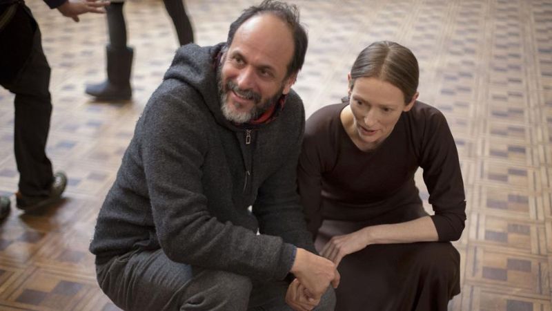 Tilda Swinton e Luca Guadagnino nos bastidores de Suspiria. Foto: Amazon Studios.