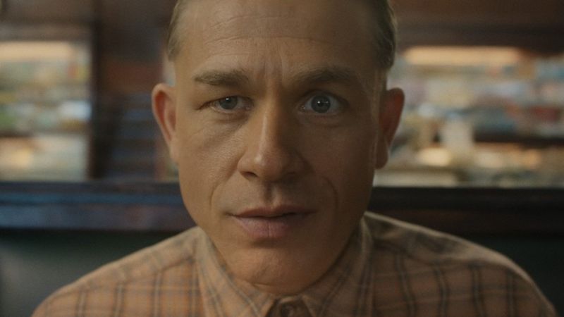 Charlie Hunnam em Monster: Ed Gein Story. Foto: Reprodução/Netflix.