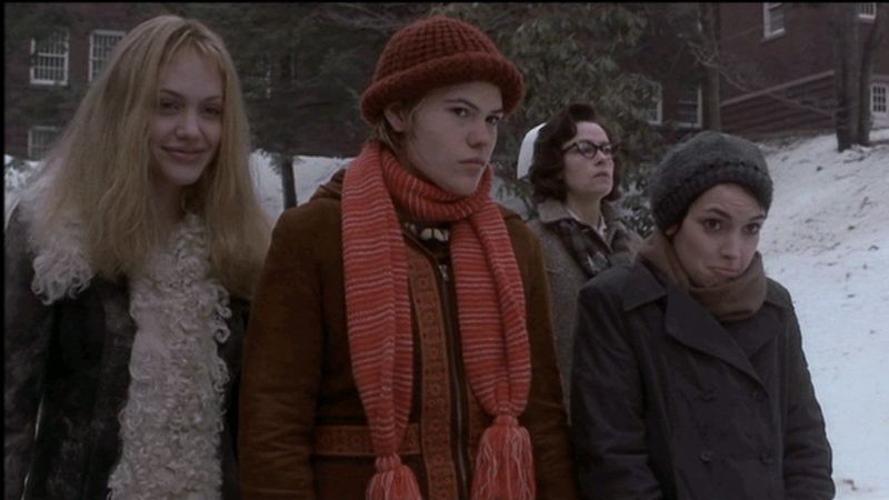 Angelina Jolie e elenco de "Garota, Interrompida" (1999). Foto: Reprodução.