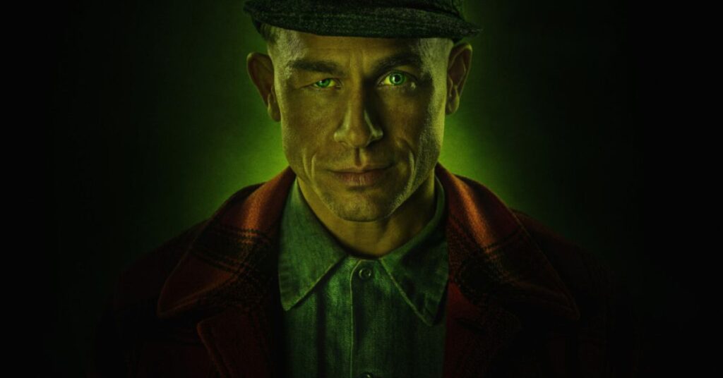 Charlie Hunnam como Ed Gein em Monster: Ed Gein Story. Foto: Divulgação.