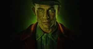 Charlie Hunnam como Ed Gein em Monster: Ed Gein Story. Foto: Divulgação.