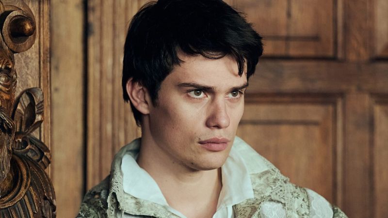 Nicholas Galitzine é um dos atores que sofrem com a síndrome do impostor. Foto: Divulgação/Starz.