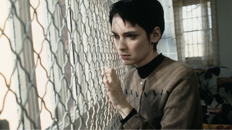 Winona Ryder em "Garota, Interrompida" (1999), também estrelado por Angelina Jolie. Foto: Reprodução.