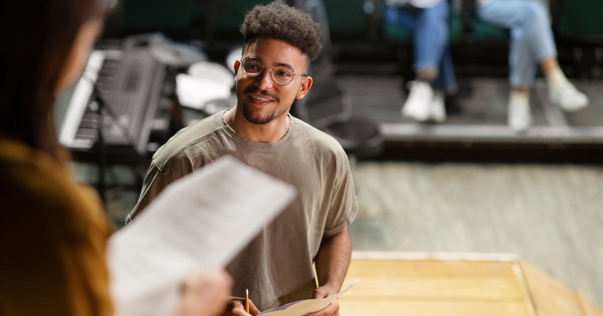 7 erros que podem travar a carreira de atores iniciantes. Foto: Freepik.