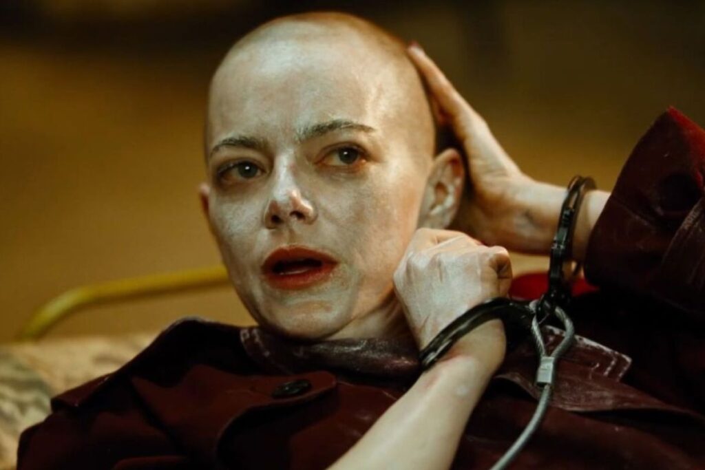 Emma Stone em "Bugonia". Foto: Divulgação/Universal Pictures.