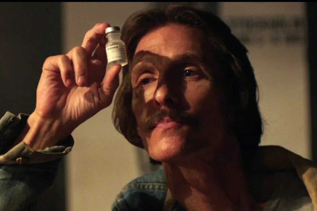 Matthew McConaughey em "Clube de Compras Dallas" (2013). Matthew McConaughey e Jared Leto em "Clube de Compras Dallas" (2013). Foto: Reprodução.