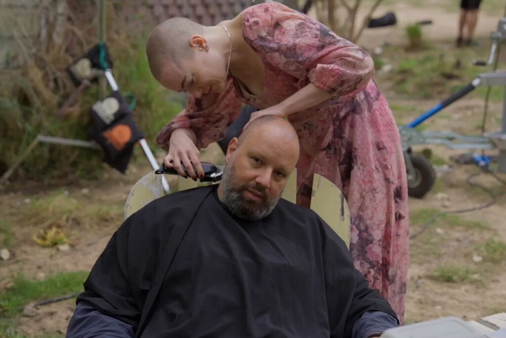 Bugonia: Emma Stone cortando o cabelo de Yorgos Lanthimos nos bastidores. Foto: Universal Pictures.