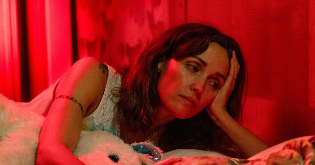 Rose Byrne em "If I Had Legs I'd Kick You". Foto: Reprodução/A24.