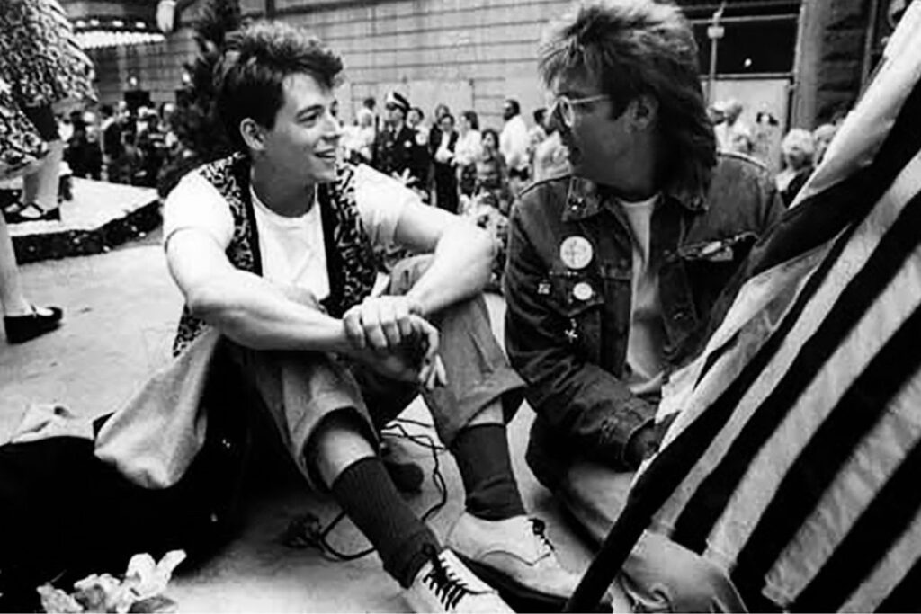 Matthew Broderick e John Hughes nos bastidores de "Curtindo A Vida Adoidado" (1986). Foto: Reprodução.